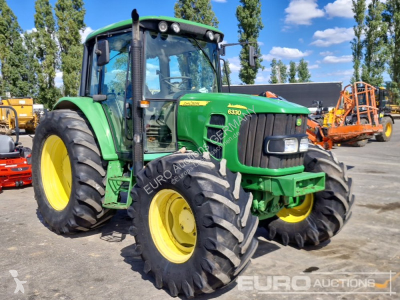 Zemědělský traktor John Deere 6330