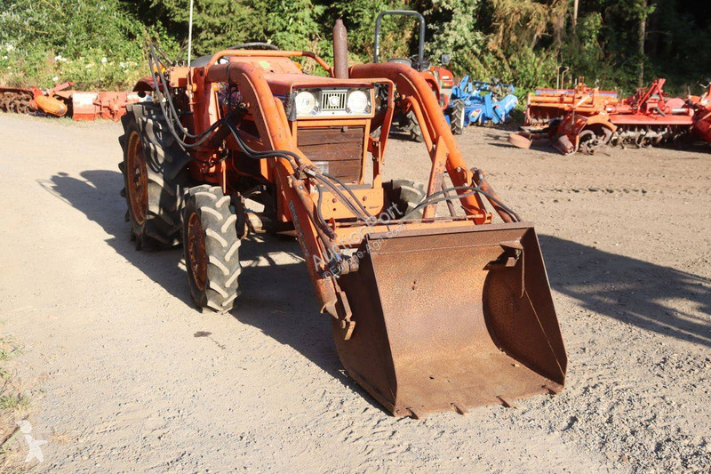 Zemědělský traktor Hinomoto E264