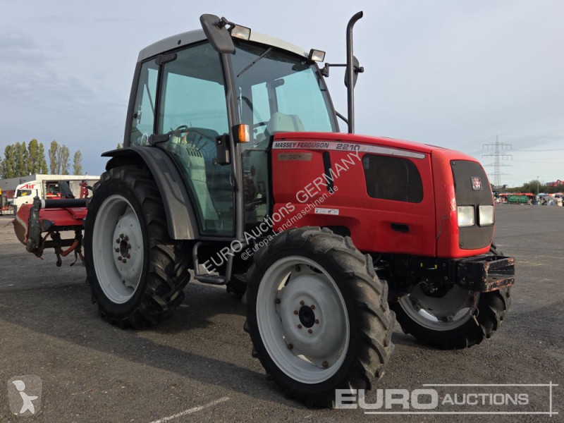 Zemědělský traktor Massey Ferguson 2210