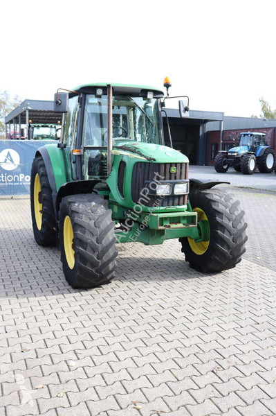 Zemědělský traktor John Deere 6320