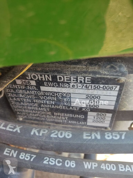 Zemědělský traktor John Deere 2320