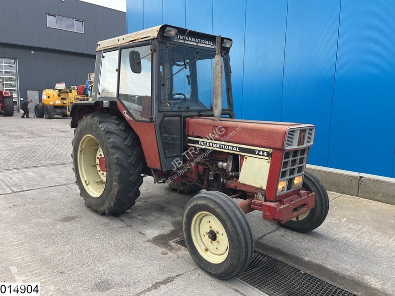 جرار زراعي International 744 54 kW 72 HP, Manual