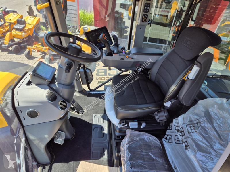 جرار زراعي JCB  FASTRAC 4220