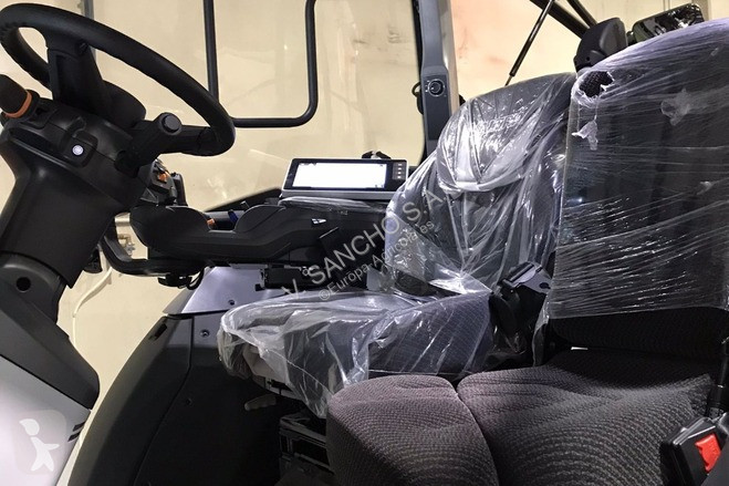 Tractor Valtra T235D