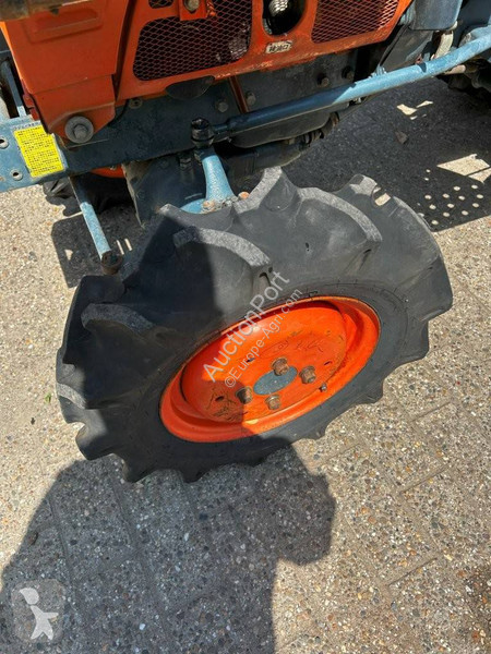 Tractor  B7001