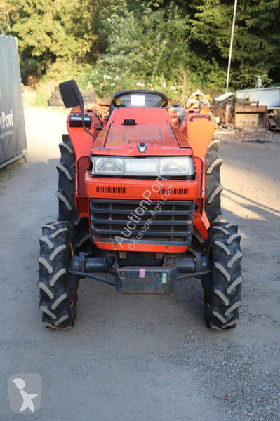 جرار زراعي Kubota L1-235