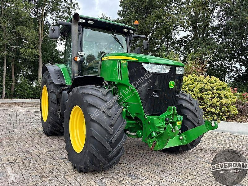 Zemědělský traktor John Deere 7230R