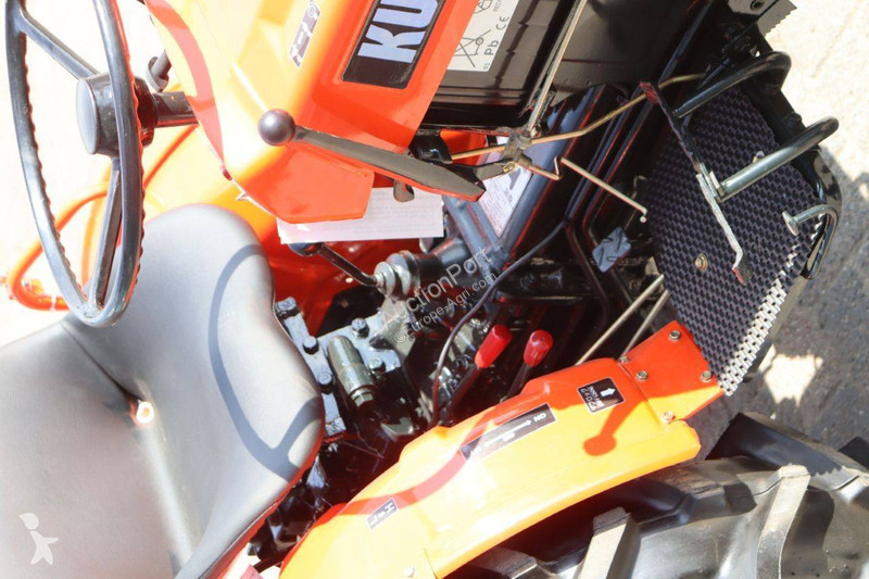 Сільськогосподарський трактор Kubota B7001