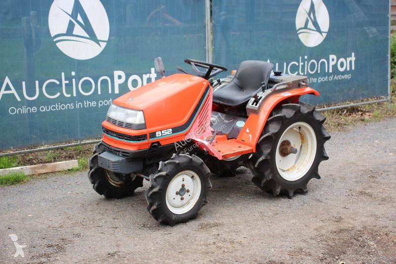 Сільськогосподарський трактор Kubota B52