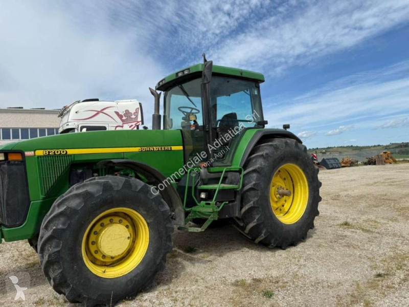 Tracteur agricole John Deere 8200