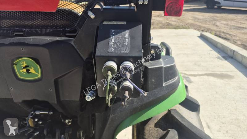 Zemědělský traktor John Deere 3038E
