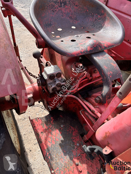 Zemědělský traktor Mc Cormick Farmall D-324