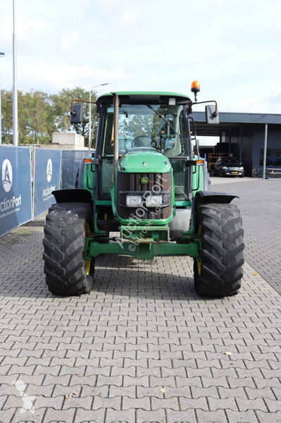 Zemědělský traktor John Deere 6320