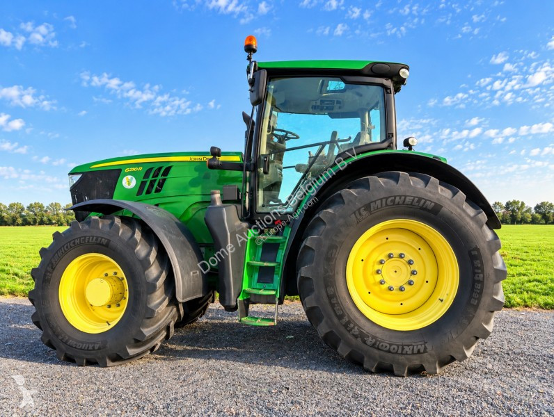 Zemědělský traktor John Deere 6210R