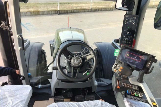 Tractor Valtra T235D