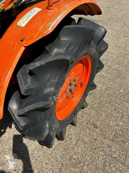 Tractor  B7001