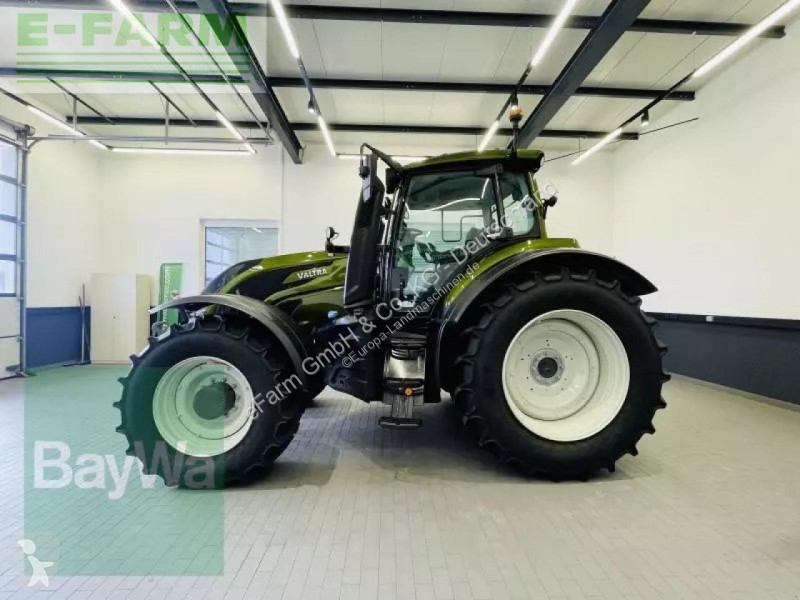 Landbrugstraktor Valtra  t215 versu