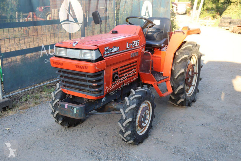 جرار زراعي Kubota L1-235