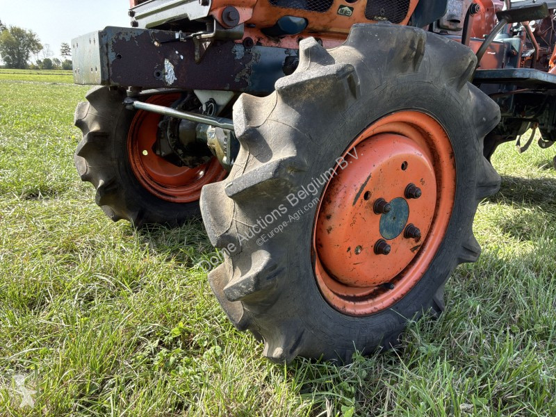 Tractor  B7001
