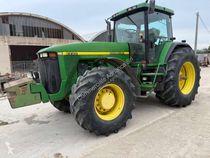 Tracteur agricole John Deere 8200