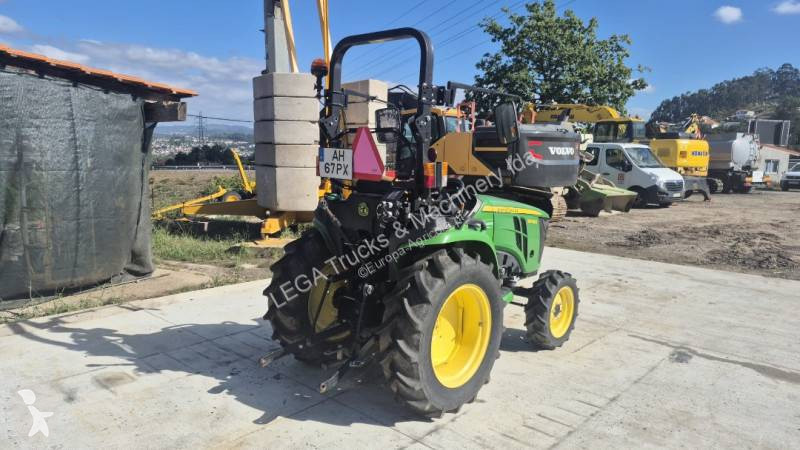 Zemědělský traktor John Deere 3038E