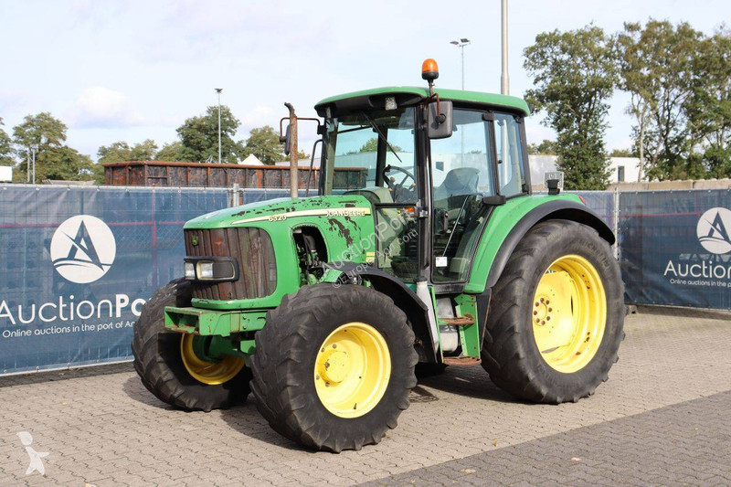 Zemědělský traktor John Deere 6320