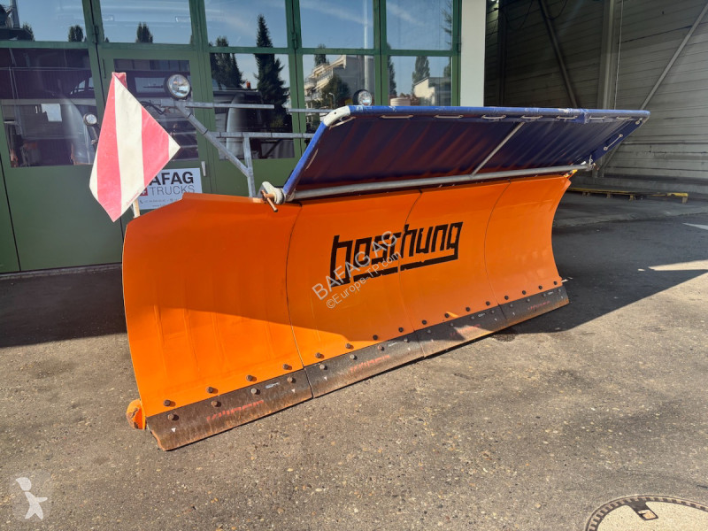 Uitrusting voor vrachtwagens  schneepflug boschung