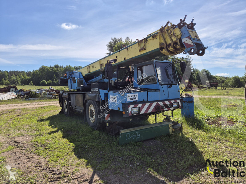 رافعة Liebherr 1025