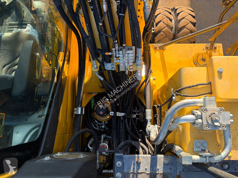جرافة Komatsu PW148-10