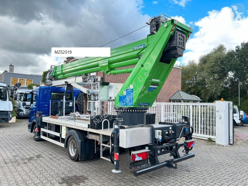 Grue MAN 7.180 mit Böcker Dachdeckerkran bis 37...