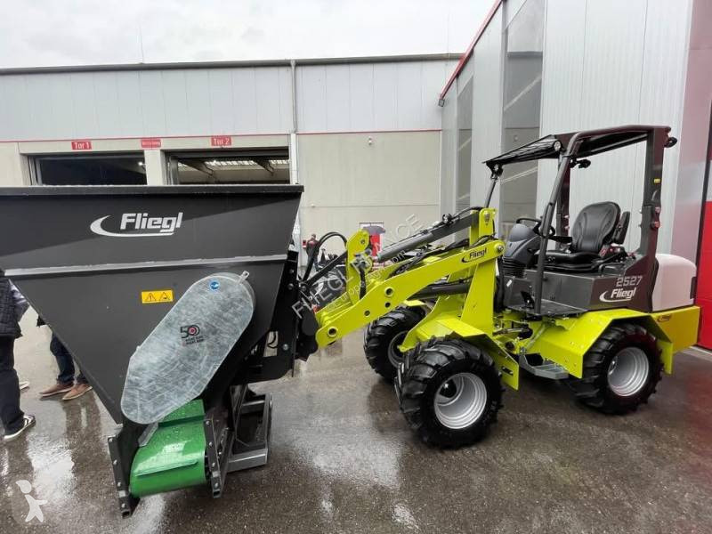 معدات تربية المواشي Fliegl 2527