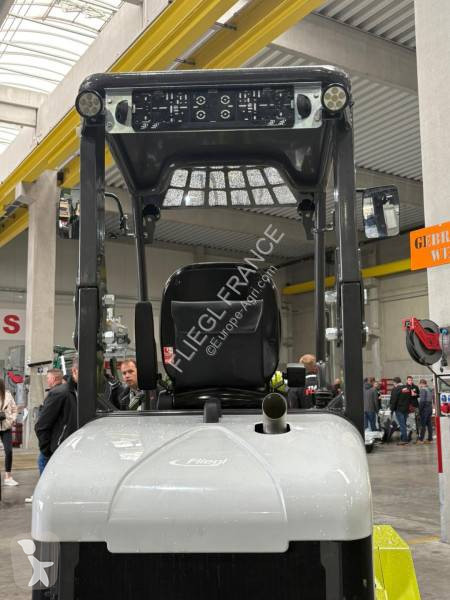معدات تربية المواشي Fliegl 2527