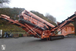 Trituración, reciclaje Sandvik QA 330 cribadora usado