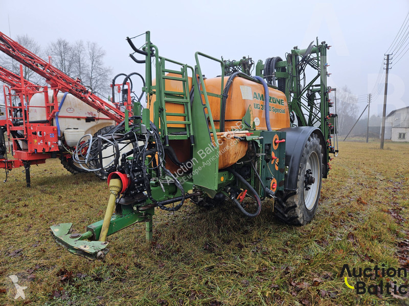 Amazone UG 3000 spraying