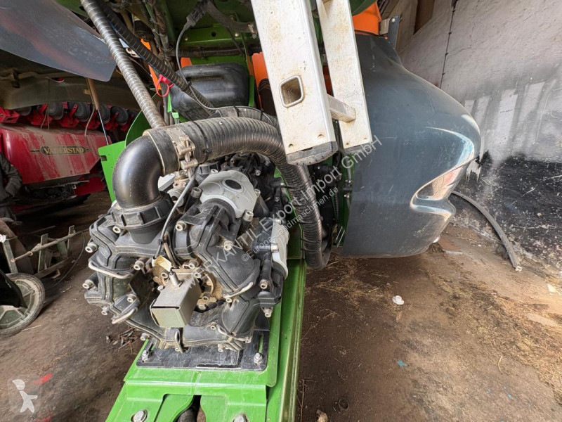 Amazone  UX11201 Super 36m spraying