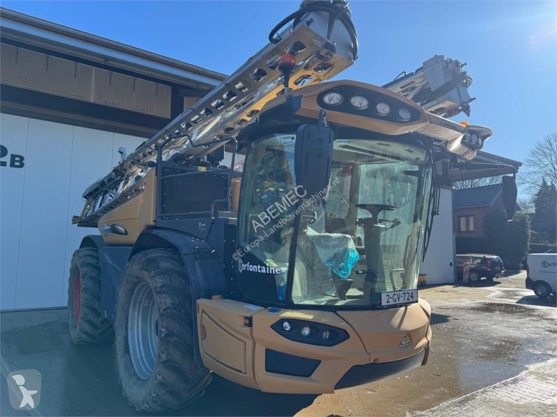 Challenger Rogator 645D spraying