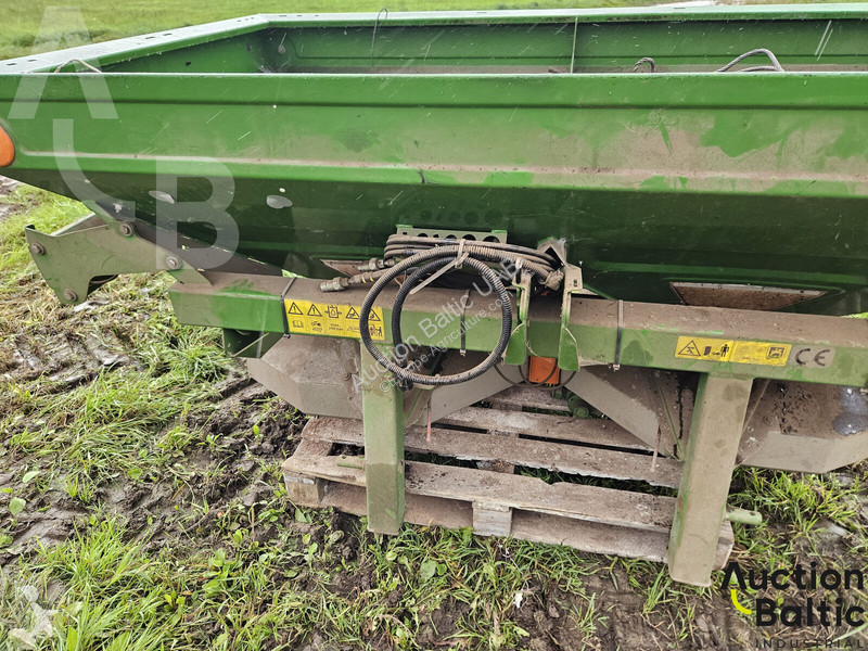 Amazone ZA-M 1001 spraying