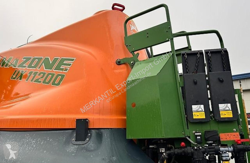Amazone  UX11200 36m spraying