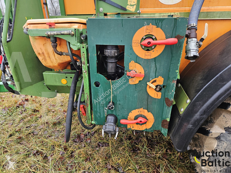 Amazone UG 3000 spraying