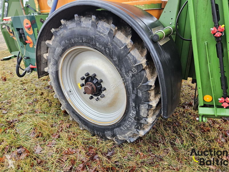 Amazone UG 3000 spraying