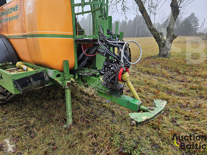 Amazone UG 3000 spraying