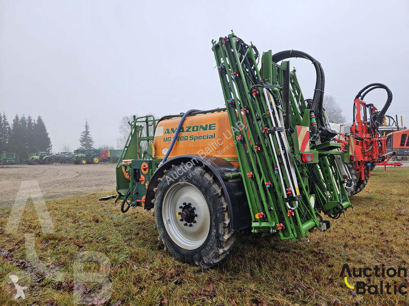 Amazone UG 3000 spraying