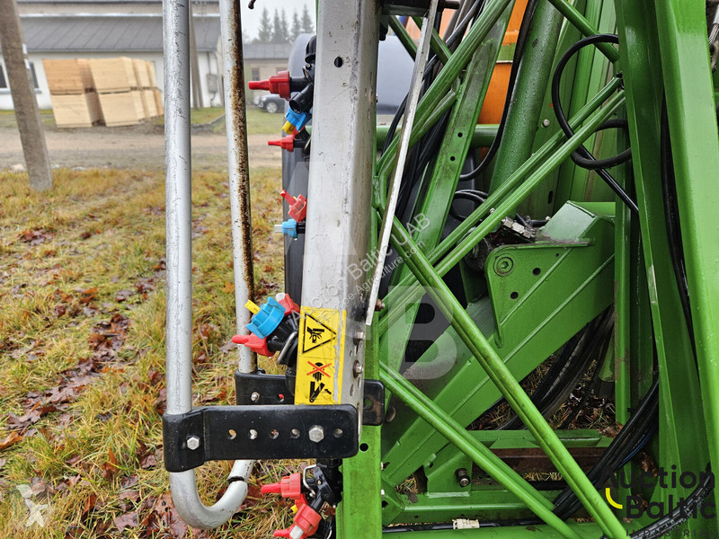 Amazone UG 3000 spraying