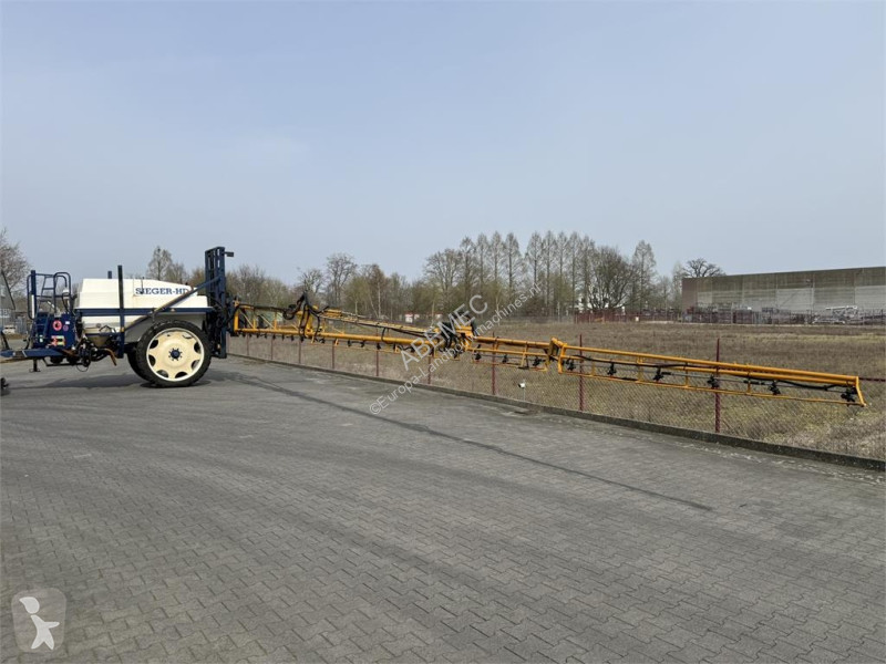 Veldspuit getrokken 30 meter spraying