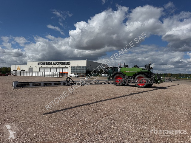 Fendt  Rogator 645 spraying