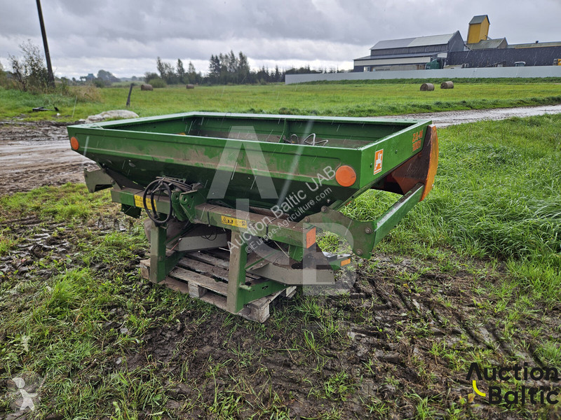 Amazone ZA-M 1001 spraying