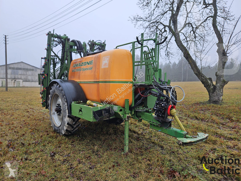 Amazone UG 3000 spraying