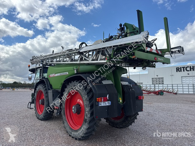 Fendt  Rogator 645 spraying