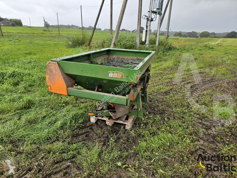 Amazone ZA-M 1001 spraying