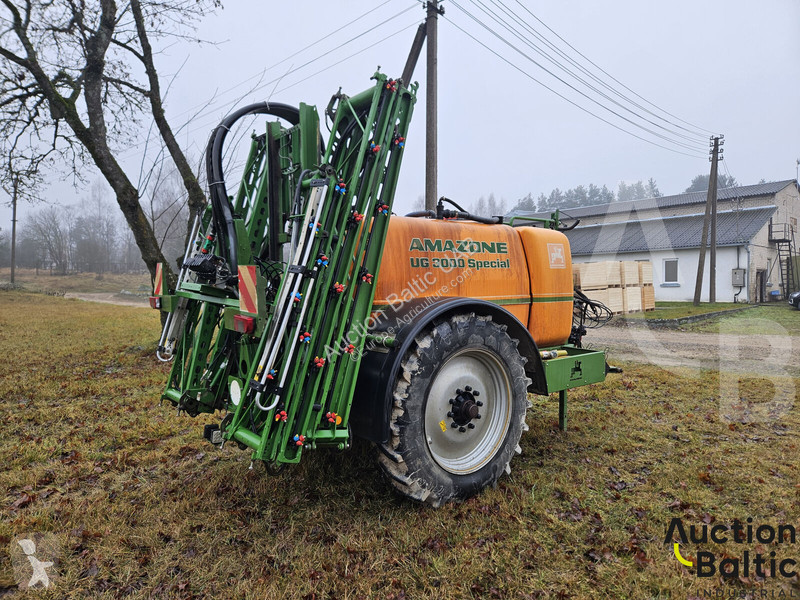 Amazone UG 3000 spraying